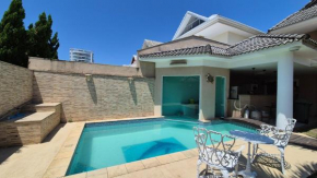 Casa luxuosa com 4 suítes piscina e churrasqueira